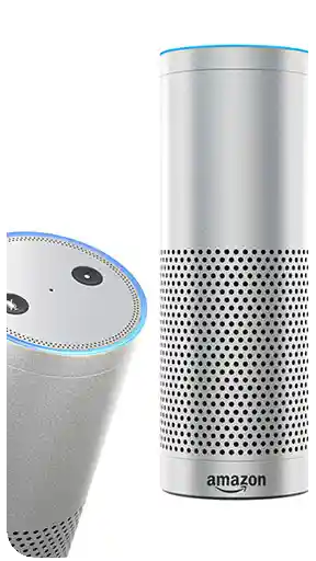 Amazon Echo 1. nesil gümüş modelinin; ön, arka ve üst kontrol paneli görünümlerini, AUX girişi detaylarıyla birlikte sergileyen yüksek kaliteli 3D render sunumu.