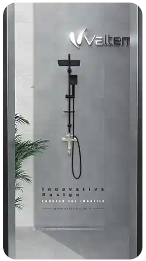 Valtemo marka modern, mat siyah duş bataryası setinin; dekoratif bir bitkiyle tamamlanmış minimalist bir banyo ortamında sunulan, yüksek kaliteli 3D render iç mekan görselleştirmesi.